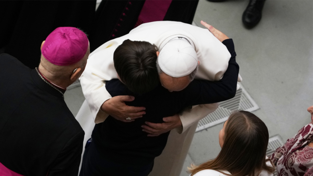 pope-hugging-sydney-attack-vatican.png