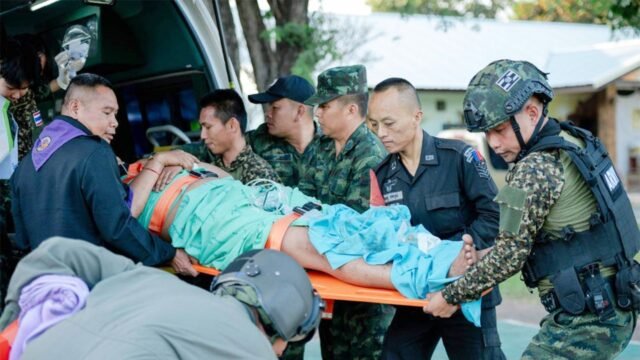royal-thai-army-moves-wounded-soldier.jpg