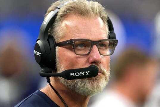 Jerry Jones hizo afirmaciones increíbles sobre la decisión de los Cowboys de despedir a Matt Eberflus