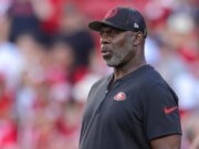 El ex entrenador en jefe de los Chargers se entrevistó en silencio con los Bills y los Browns