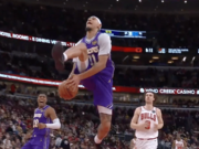 Luka Doncic no podía creer el golpe entre las piernas de Jackson Hayes en el Lakers-Bulls