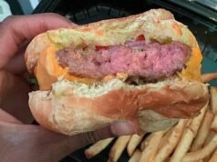 Los estafadores alimentarios utilizan la IA para engañar a Deliveroo y a otros proveedores de comida para llevar haciéndoles creer que su comida está poco cocida