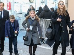 Conmovedora despedida de Brigitte de unos nietos que apenas conocía: el hijo de Burdott y su familia asisten a su funeral a pesar de una relación tensa, y de una pequeña bisnieta que se parece a ella.