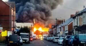 Los bomberos se apresuran a solucionar un ‘incidente tóxico importante’ en la fábrica de Wolverhampton mientras se escucha una ‘explosión’ y se puede ver humo a kilómetros de distancia