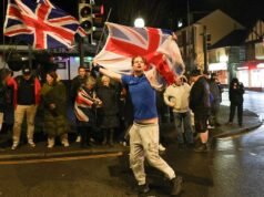 27 solicitantes de asilo tienen su propio médico de cabecera privado mientras la policía vive encubierta durante el fin de semana de protestas 3.28 am