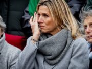 La reina Máxima de Holanda llora mientras su hija, la princesa Amalia, de 22 años, termina su entrenamiento militar