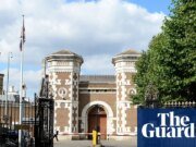 Manifestantes que apoyan la Acción Palestina arrestados fuera de la prisión en Londres