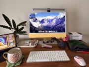 La siempre inmutable configuración del escritorio de Amber: baja tecnología, pero sin tecnología