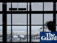 Un hombre de Toronto se hizo pasar por piloto para realizar cientos de vuelos gratuitos, dijeron los fiscales de Canadá