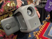 El proyector portátil P1i de Anker tiene parlantes giratorios que puedes apuntar a tu oído