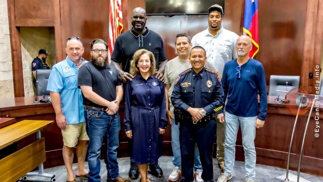 shaq-poses-for-photo-texas-police.jpg