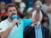Abierto de Australia: Stan Wawrinka disfruta de una cerveza en la cancha tras su derrota ante Taylor Fritz