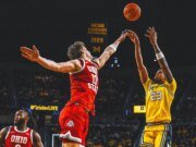 YAxel Lendeborg supera al No. 3 Michigan superando a Ohio State, 74-6
