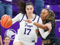El poder del baloncesto femenino de TCU supera al No. 19 West Virginia para lograr su 40.ª victoria consecutiva en casa