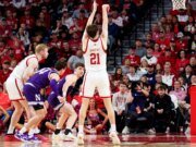 El baloncesto masculino de Nebraska permanece entre los 10 primeros por séptima semana consecutiva, un récord del programa