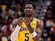 Clint Capela recurre a DeAndre Ayton de los Lakers en busca de comentarios virales