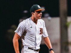 El No. 17 Miami se derrumba en la octava entrada del primer partido de la serie contra el No. 10 Florida