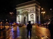 Policía armada en el Arco de Triunfo de París después de que un ‘cuchillo’ disparara ‘intenta atacar a un oficial’