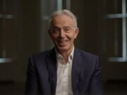 Tony Blair recuerda la época ‘surrealista’ del Sinn Féin con su par de patinetas en el número 10