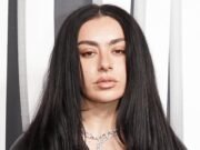 Charli XCX y Alexander Skarsgård compiten por el look más atrevido en el estreno de The Moment en Londres