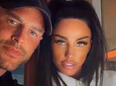 Katie Price, de 47 años, afirmó que va a “tener un bebé” con su nuevo marido, Lee Andrews, y calificó a su ex de “troll irrelevante” y “soy la mujer que la mujer merece” en una broma sorprendente.