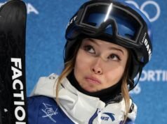 Aileen Gu sufrió otra caída brutal en los Juegos Olímpicos de Invierno cuando admitió que se sentía como un “saco de boxeo” por su decisión de representar a China.