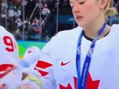 Jugadoras canadienses de hockey femenino se vuelven virales con una reacción hilarante a los juguetes de peluche en la ceremonia de entrega de medallas olímpicas