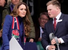 ¡Ser Gales a la vez! Kate no puede dejar de reírse mientras anima a Inglaterra en el partido de rugby de las Seis Naciones, después de una semana infernal para los Reales tras el arresto de Andrew.