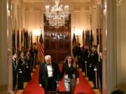 Melania Trump sorprendió con pantalones plateados cuando llegó a una controvertida cena del gobernador con su esposo Donald, mientras decenas amenazaban con un boicot después de una semana tumultuosa para el presidente.