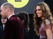 ¡El show debe continuar! William y Kate quedan atónitos cuando Andrew llega a los BAFTA sin escándalos con una princesa con un vestido reciclado de 2019