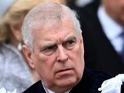 La Policía Met se enfrenta a preguntas sobre si los agentes fueron utilizados “como porteros” en la casa del partido de Epstein mientras el ex primer ministro Gordon Brown cuestiona si Andrew utilizó la base de la RAF para reunirse con pedófilos.