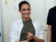 ¡Duquesa con los pies en la tierra! Meghan no tiene tiempo para preocuparse por los pantalones arrugados mientras atiende con orgullo su trabajo en Jordania, sin séquito ni una tabla de planchar de dos metros como el valet de Andrew.