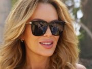 Amanda Holden, de 55 años, hace alarde de su figura con un diminuto bikini azul mientras sostiene una lata de Coca Cola Light mientras lanza una oferta de acuerdo de marca “optimista”.