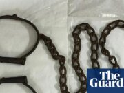 Subasta de antigüedades mediante la venta de cadenas para el cuello acusadas de ‘lucrarse con la esclavitud’