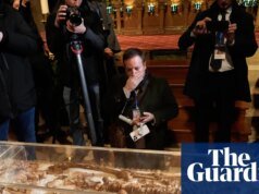 El esqueleto de San Francisco de Asís se expone al público por primera vez en Italia