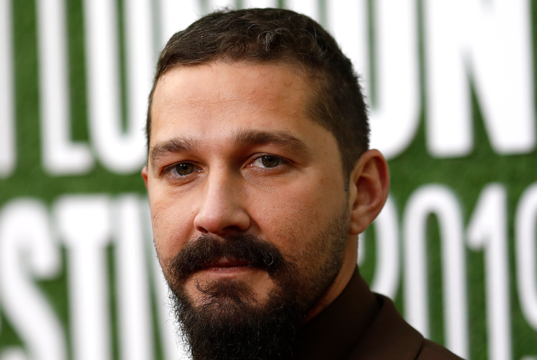 El vídeo muestra a Shia LaBeouf huyendo del juzgado tras comparecer ante un juez
