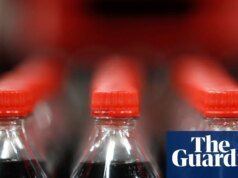 Organizaciones de derechos civiles estadounidenses demandaron a embotelladoras de Coca-Cola por excluir a hombres del evento de la administración Trump