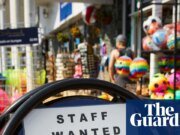 Las ofertas de empleo en el Reino Unido ‘caen al nivel más bajo desde la pandemia’ | Estadísticas de desempleo y empleo del Reino Unido