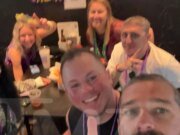 Shia LaBeouf va al pub a comer una hamburguesa después de salir de la cárcel de Nueva Orleans