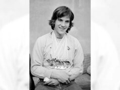 El 23 de febrero, el primer patinador de velocidad estadounidense en ganar 5 medallas de oro en una sola Olimpiada