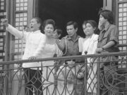 El 25 de febrero, el dictador huyó de Filipinas tras 20 años de gobierno.