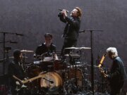 Canción de protesta debut de U2 en honor a la activista de Minneapolis Renee Goode – The Mercury News