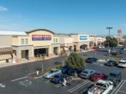 Los compradores de East Bay Shopping Land Florida compran un cartel optimista para el comercio minorista