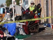 El alcalde de Oakland intenta reducir los campamentos de personas sin hogar mientras otros impulsan la represión – The Mercury News