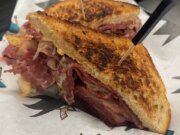 Nueva comida para tiburones para fanáticos del SAP Center, Celebrini regresa