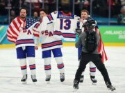 La USA Hockey Brotherhood llevó a Johnny Hockey con ellos por el camino dorado