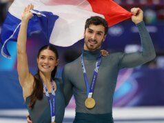Los bailarines de hielo franceses defienden el polémico oro olímpico contra el equipo de EE. UU.