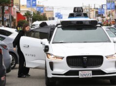 A los conductores de DoorDash se les paga por cerrar las puertas de los automóviles Waymo
