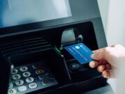 Cómo los piratas informáticos están robando millones de cajeros automáticos, advierte el FBI