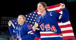 El hockey sobre hielo femenino del equipo de EE. UU. celebra el oro olímpico con una emotiva canción